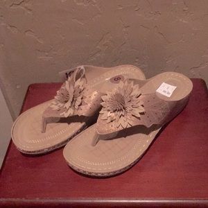 Italina Sandals Size 8 NWT